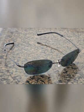 Maui Jim AKI AKI sunglasses Glossy Black Frame with POLARIZED Neutral Grey Lens